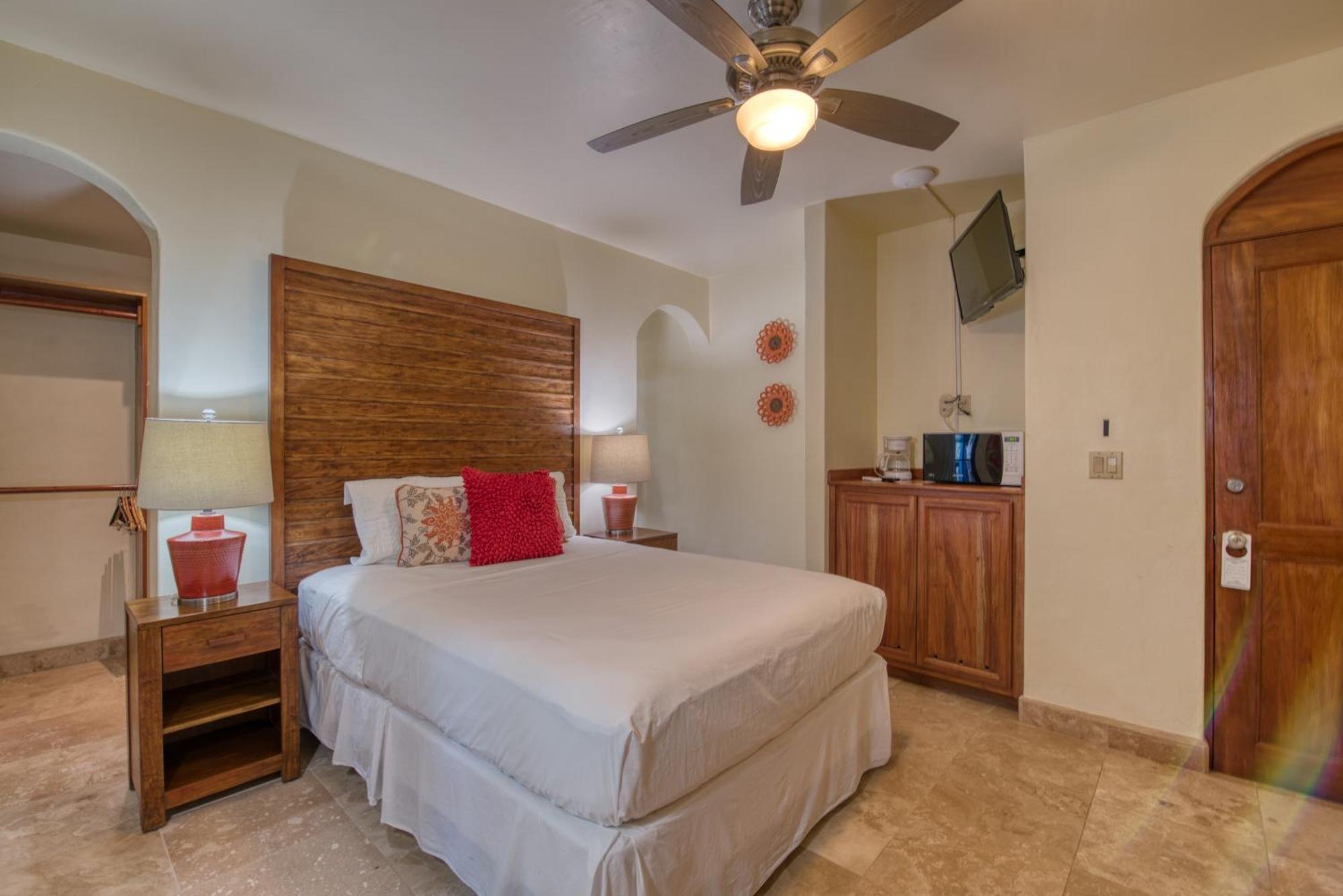 Caribe Tesoro Hotel West Bay Bagian luar foto
