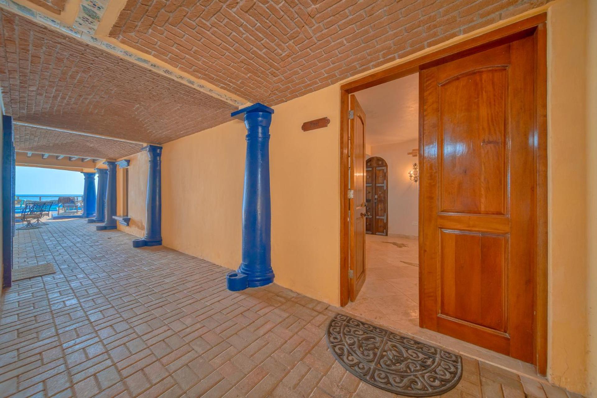Caribe Tesoro Hotel West Bay Bagian luar foto