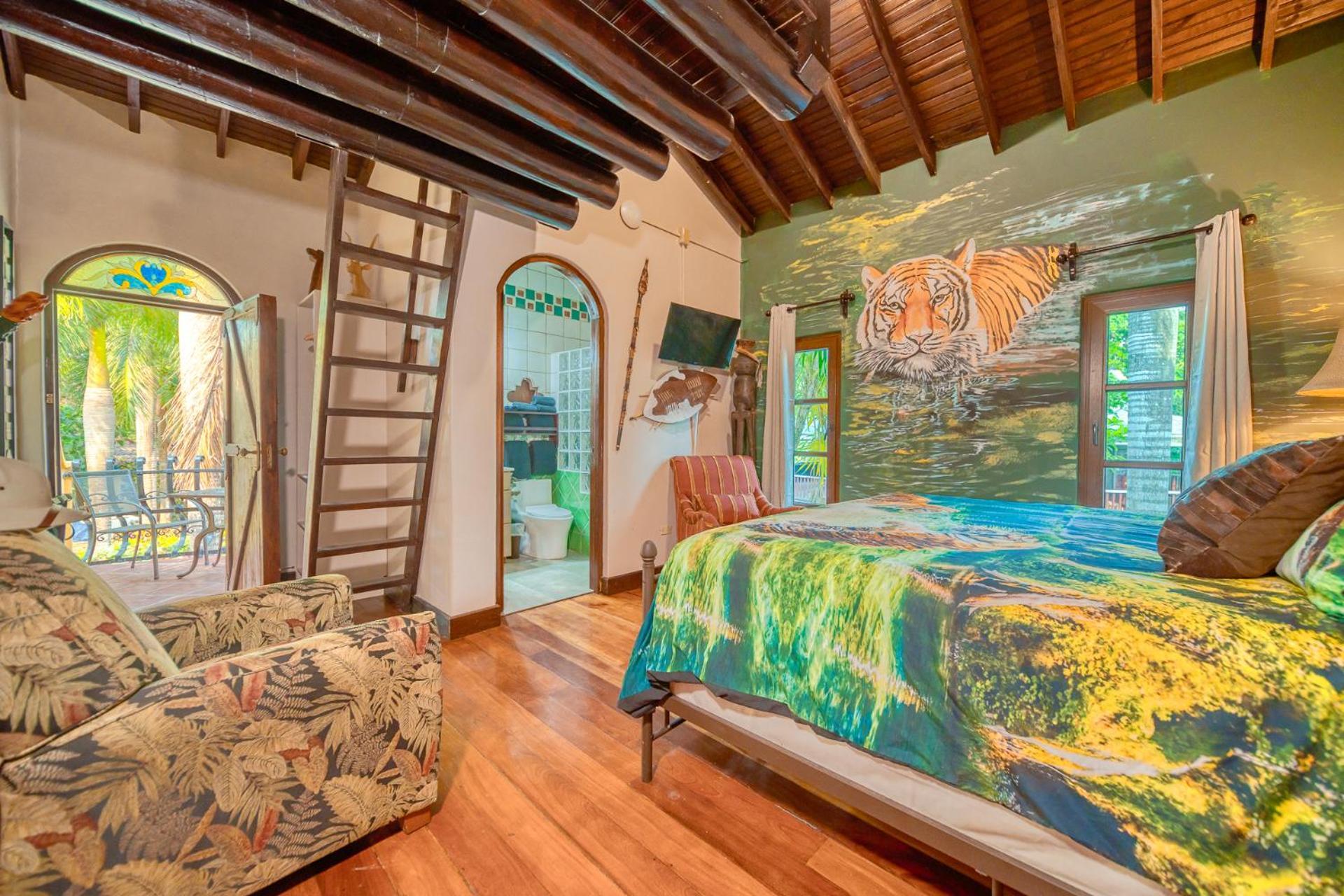 Caribe Tesoro Hotel West Bay Bagian luar foto