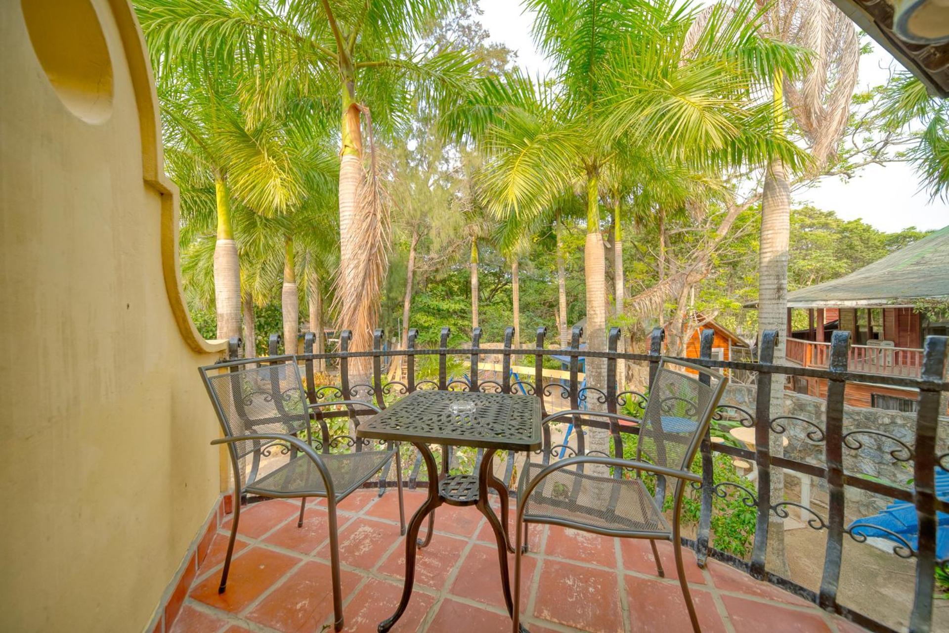 Caribe Tesoro Hotel West Bay Bagian luar foto