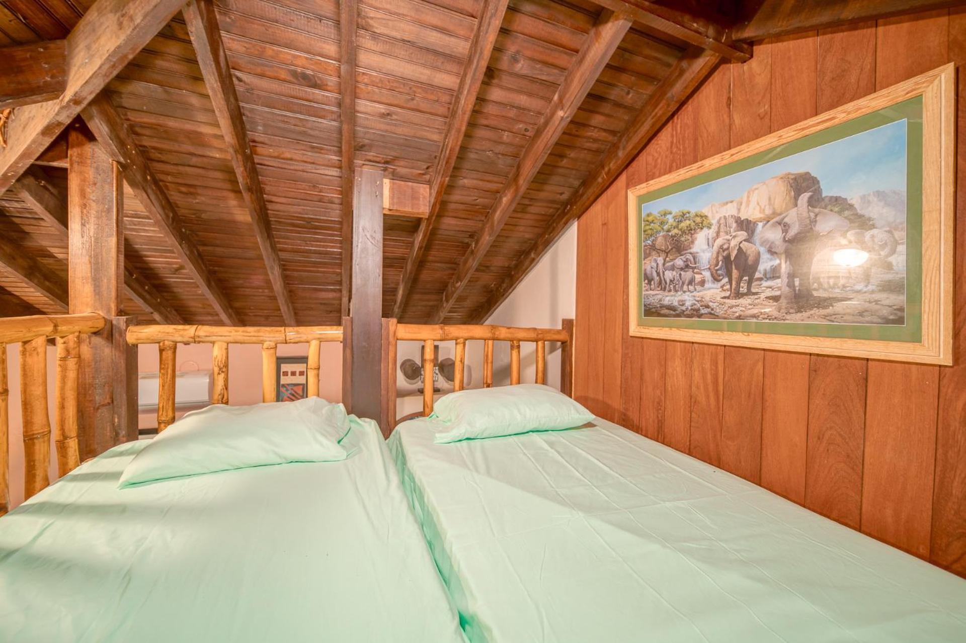 Caribe Tesoro Hotel West Bay Bagian luar foto