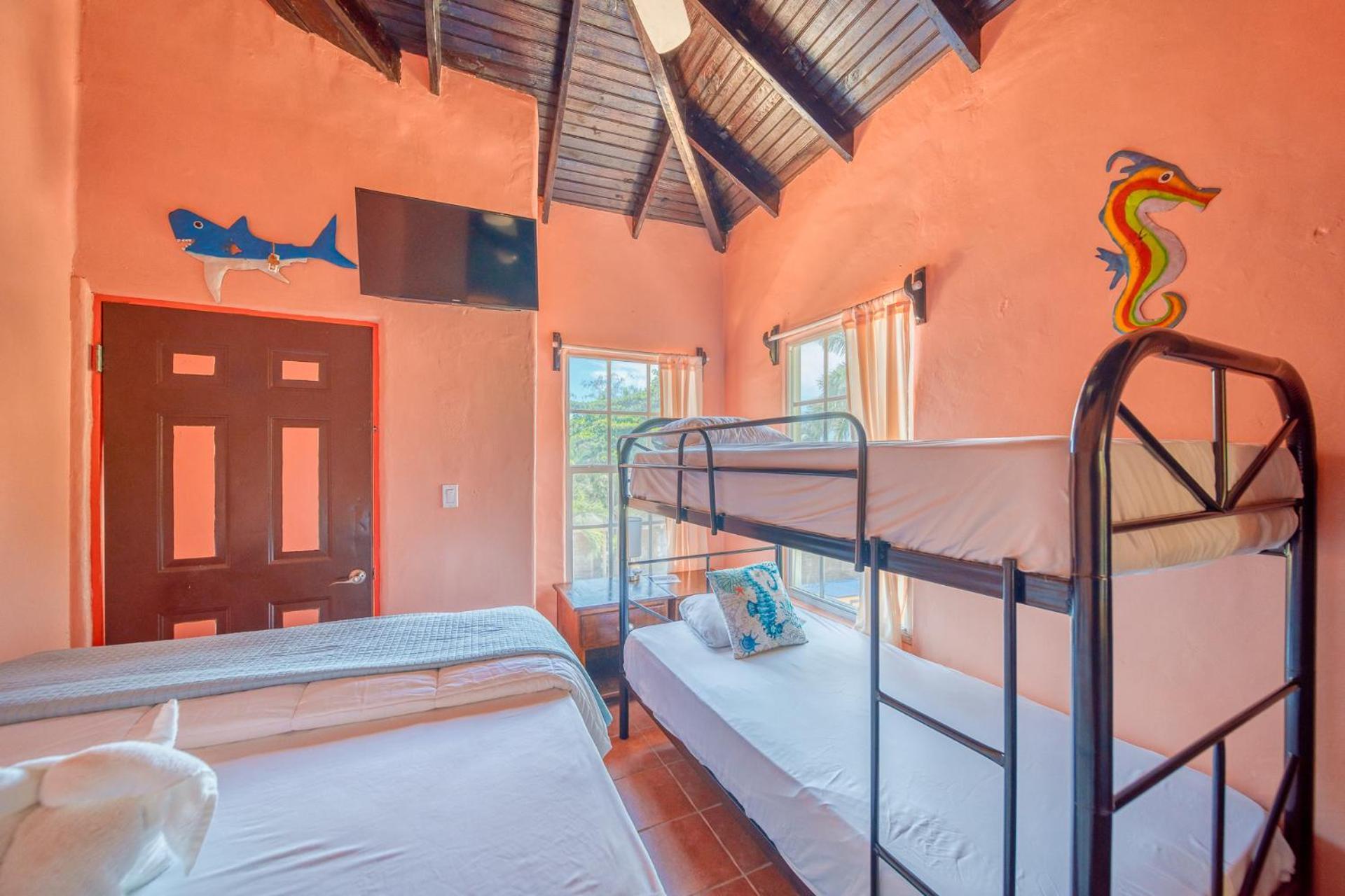 Caribe Tesoro Hotel West Bay Bagian luar foto